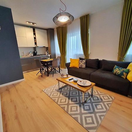 Elias Central Apartment - 2 Bedrooms & Free Parking Орадя Екстер'єр фото