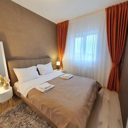 Elias Central Apartment - 2 Bedrooms & Free Parking Орадя Екстер'єр фото