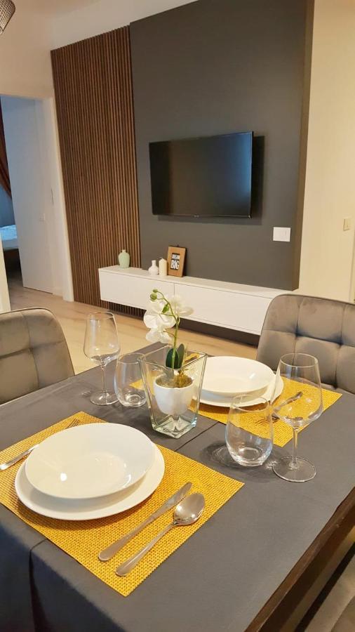 Elias Central Apartment - 2 Bedrooms & Free Parking Орадя Екстер'єр фото