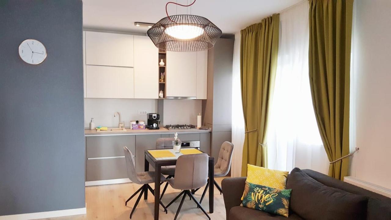 Elias Central Apartment - 2 Bedrooms & Free Parking Орадя Екстер'єр фото