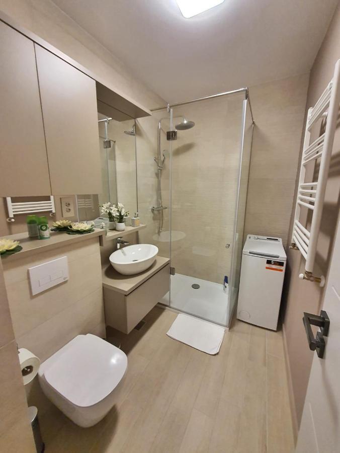 Elias Central Apartment - 2 Bedrooms & Free Parking Орадя Екстер'єр фото