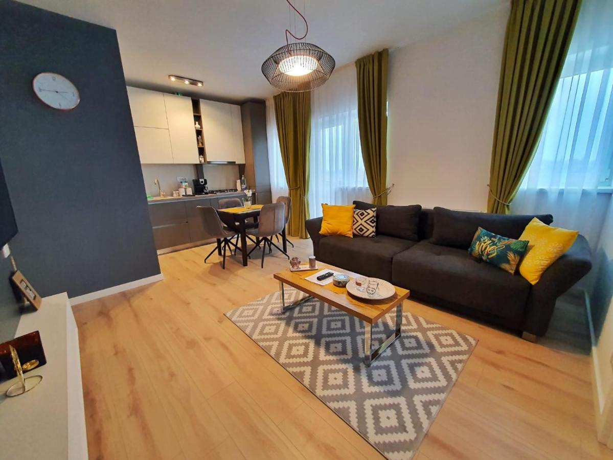 Elias Central Apartment - 2 Bedrooms & Free Parking Орадя Екстер'єр фото