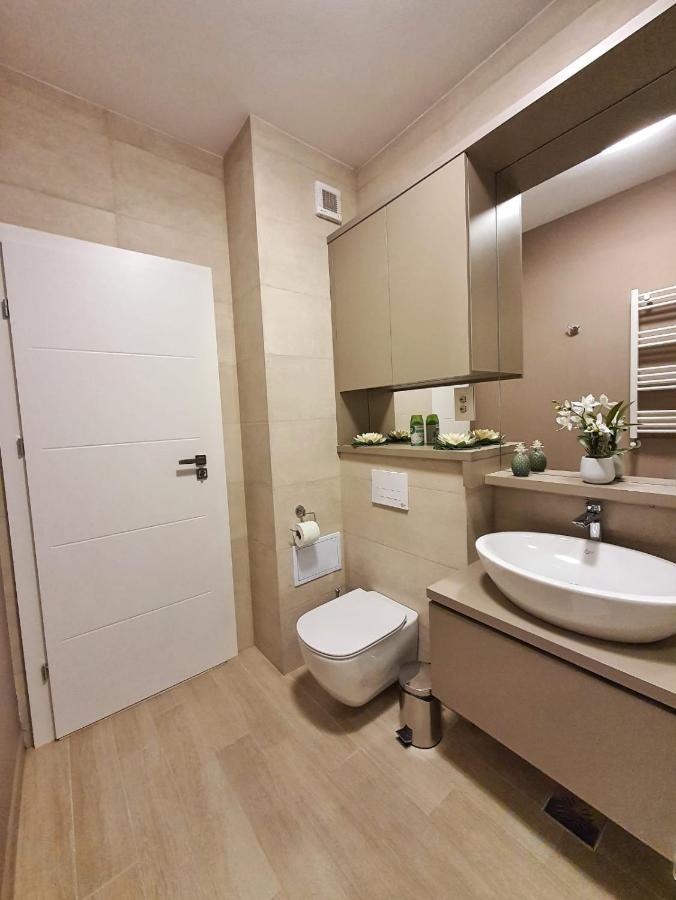 Elias Central Apartment - 2 Bedrooms & Free Parking Орадя Екстер'єр фото